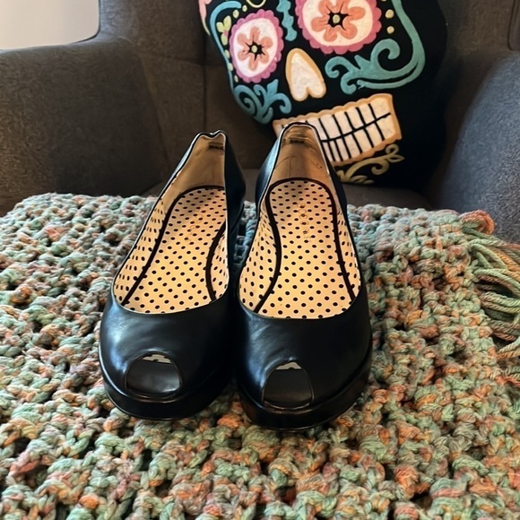 BCBGIRLS peep toe wedge size 8 all leather Y2K shoes. - Picture 2 of 5